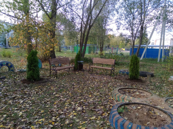 ТОС "Уют" д. Борки ул. Заверяжская д.2 ,в рамках поддержки реализации проекта территориального общественного самоуправления, на своей придомовой территории высадили туи.. ТОС "Уют" д. Борки ул. Заверяжская д.2 ,в рамках поддержки реализации проекта территориального общественного самоуправления, на своей придомовой территории высадили туи..