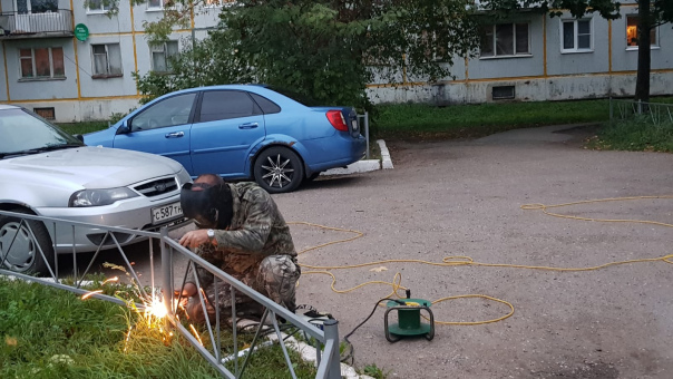Силами жильцов дома ТОС " Радуга" были проведены сварочные работы ограждения, а также подготовка клумб к осени. Силами жильцов дома ТОС " Радуга" были проведены сварочные работы ограждения, а также подготовка клумб к осени.